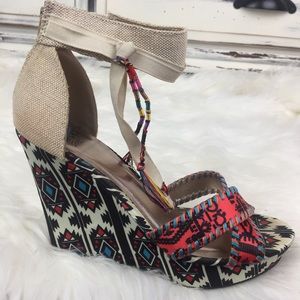 BKE BOHO AZTEC WEDGES SIZE 7